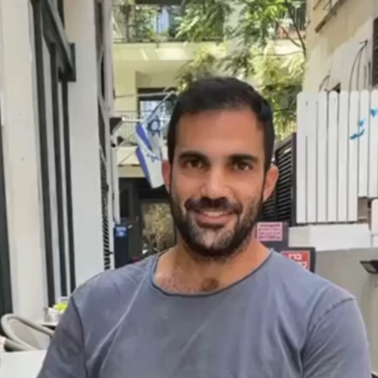 שעון נוכחות מקאנו - המקנואיסטים הסיפור של רועי מחברת ניקלס