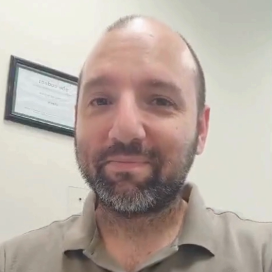 שעון נוכחות מקאנו - המקנואיסטים הסיפור של לירן מחברת qSpark